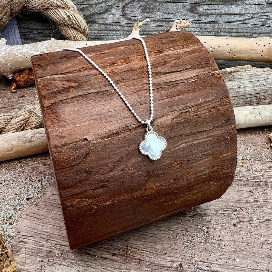 Collier femme WHO’S THAT GLAM? – chaîne boules facettées scintillantes, pendentif trèfle miroir serti billes et argent 925 – bijoux fait main en argent 925 | Pitch & Néo