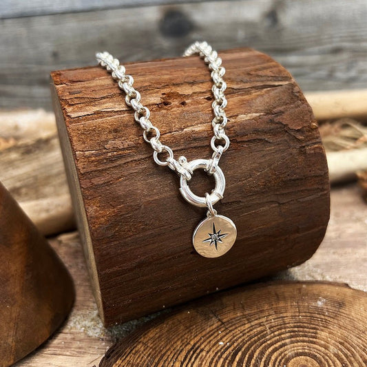 Collier femme ZIP IT & ADMIRE ME, DARLING – chaîne jaseron massive, fermoir bouée & médaille sertie d’un zircon façon étoile polaire et argent 925 – bijoux fait main en argent 925 | Pitch & Néo