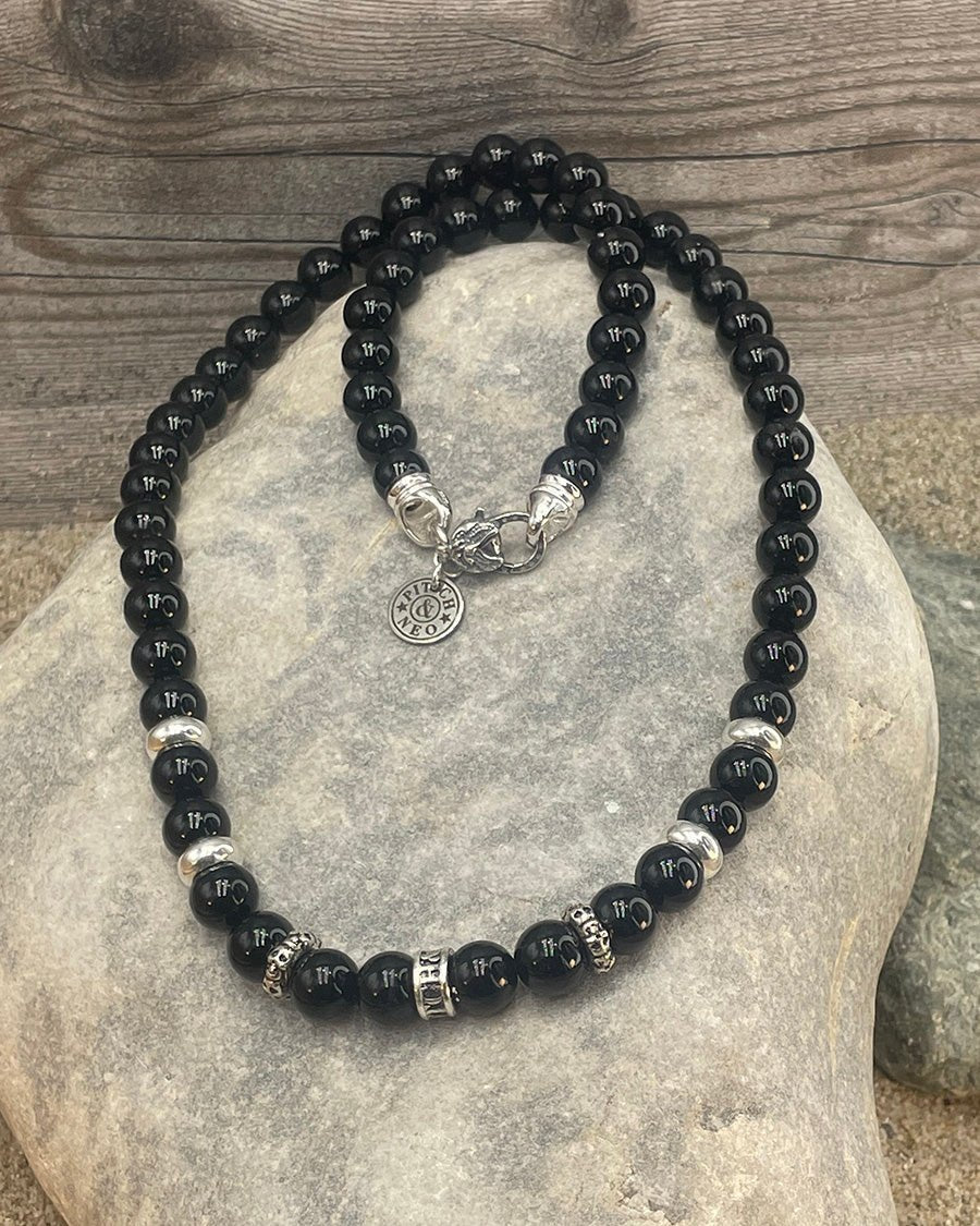 Collier homme BAD OMEN – perles d’onyx, donut logo gravé, skulls tête de mort et argent 925 – bijoux fait main en argent 925 | Pitch & Néo