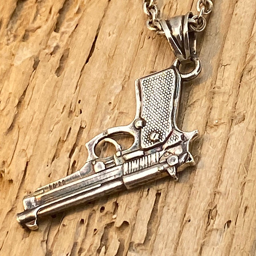 Collier homme BANG BANG – chaîne forçat, pendentif pistolet Beretta et argent 925 – bijoux fait main en argent 925 | Pitch & Néo