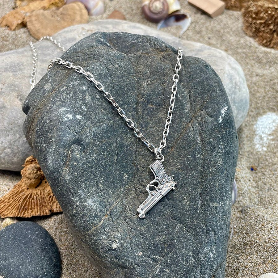 Collier homme BANG BANG – chaîne forçat, pendentif pistolet Beretta et argent 925 – bijoux fait main en argent 925 | Pitch & Néo