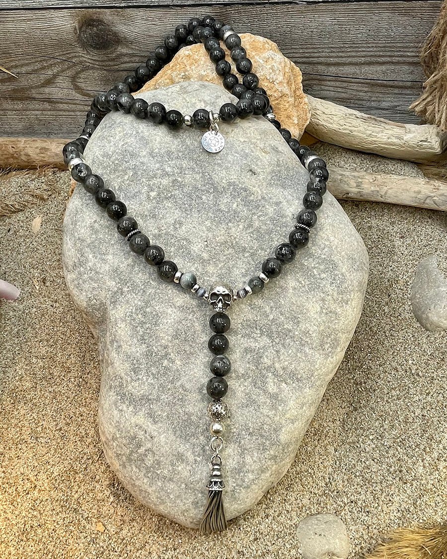 Collier homme BONE TO BE WILD – perles de larvikite de Norvège, perles d’œil d’aigle, tête de mort signature et pompon argent 925 – bijoux fait main en argent 925 | Pitch & Néo