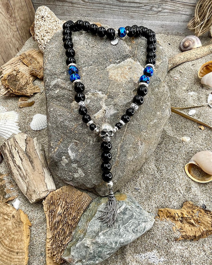 Collier homme chapelet revisité DARK PRAYER – perles d’onyx 10 mm, tête de mort signature et pompon en argent 925 – bijoux fait main en argent 925 | Pitch & Néo