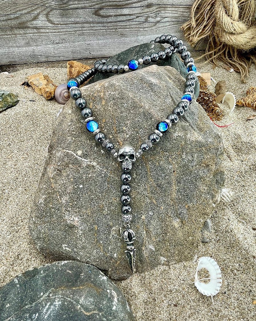 Collier homme chapelet revisité LIQUID FAITH – perles de térahertz 10 mm, tête de mort signature, dague et argent 925 – bijoux fait main en argent 925 | Pitch & Néo