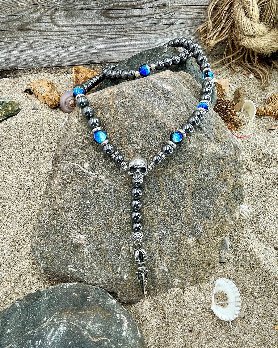 Collier homme chapelet revisité LIQUID FAITH – perles de térahertz 10 mm, tête de mort signature, dague et argent 925 – bijoux fait main en argent 925 | Pitch & Néo
