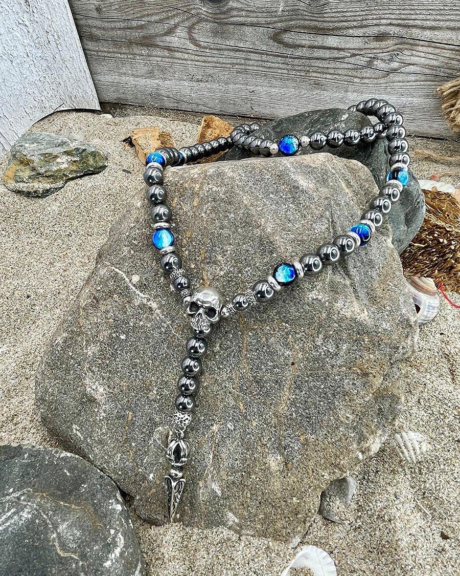 Collier homme chapelet revisité LIQUID FAITH – perles de térahertz 10 mm, tête de mort signature, dague et argent 925 – bijoux fait main en argent 925 | Pitch & Néo