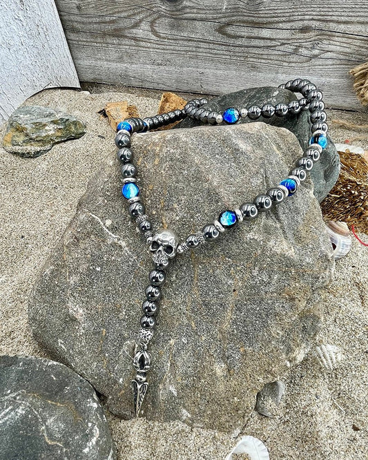Collier homme chapelet revisité LIQUID FAITH – perles de térahertz 10 mm, tête de mort signature, dague et argent 925 – bijoux fait main en argent 925 | Pitch & Néo