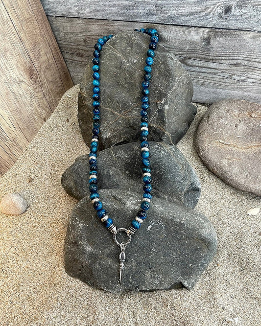 Collier homme CUT TO KILL – perles d’œil de tigre bleu lagon, pendentif dague, fermoir mousqueton travaillé et argent 925 – bijoux fait main en argent 925 | Pitch & Néo