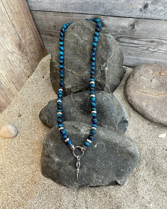 Collier homme CUT TO KILL – perles d’œil de tigre bleu lagon, pendentif dague, fermoir mousqueton travaillé et argent 925 – bijoux fait main en argent 925 | Pitch & Néo
