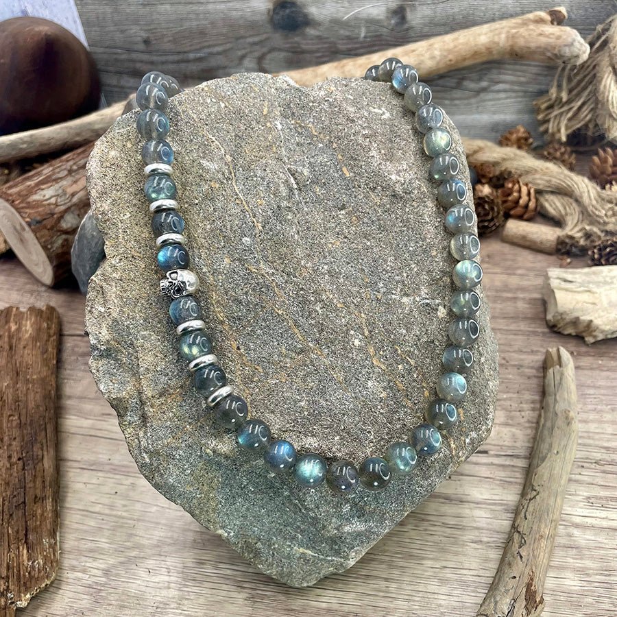 Collier homme DEADLY REFLECTIONS – perles de labradorite 8 mm, tête de mort signature argent 925 asymétrique, intercalaires et fermoir skull – bijoux fait main en argent 925 | Pitch & Néo