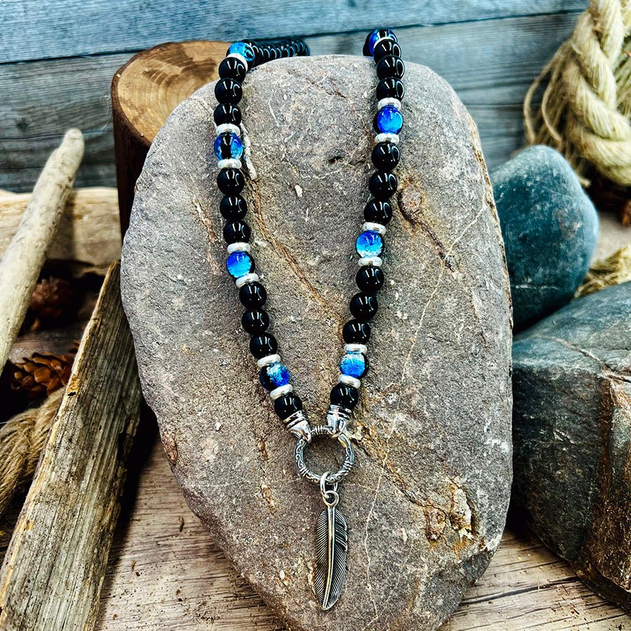 Collier homme FLY HIGH OR CRY – perles d’onyx 8 mm, pendentif plume et fermoir mousqueton rond baroque argent 925 – bijoux fait main en argent 925 | Pitch & Néo