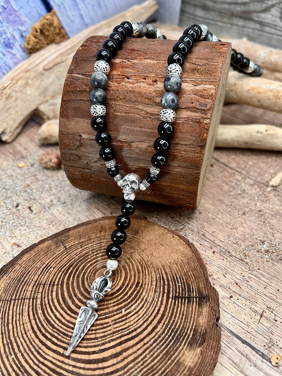 Collier homme KILLING ME SOFTLY – perles d’onyx et de larvikite 8 mm, tête de mort signature, pendentif dague et argent 925, style chapelet revisité – bijoux fait main en argent 925 | Pitch & Néo