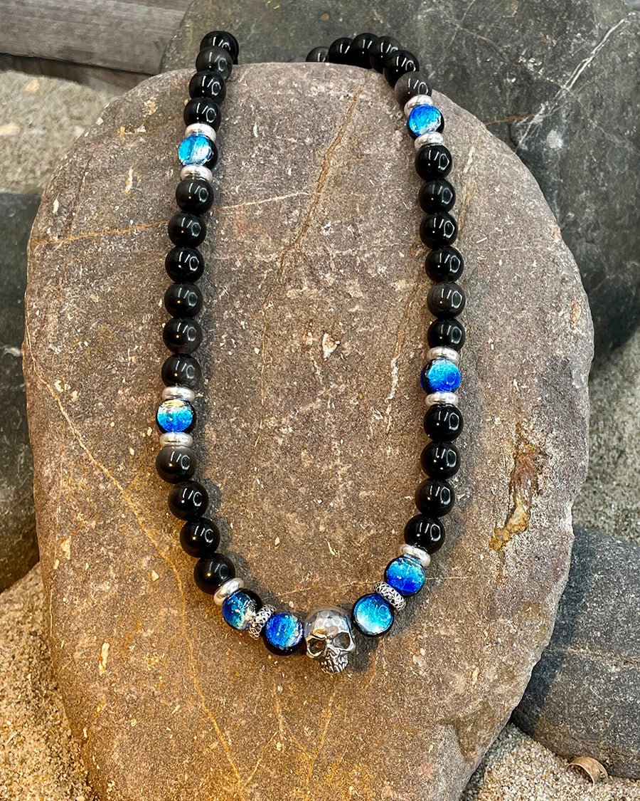 Collier homme MIDNIGHT LORD – perles d’onyx 8 mm, skull signature, fermoir tête de mort et argent 925 – bijoux fait main en argent 925 | Pitch & Néo