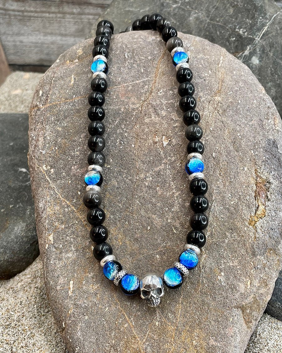 Collier homme MIDNIGHT LORD – perles d’onyx 8 mm, skull signature, fermoir tête de mort et argent 925 – bijoux fait main en argent 925 | Pitch & Néo