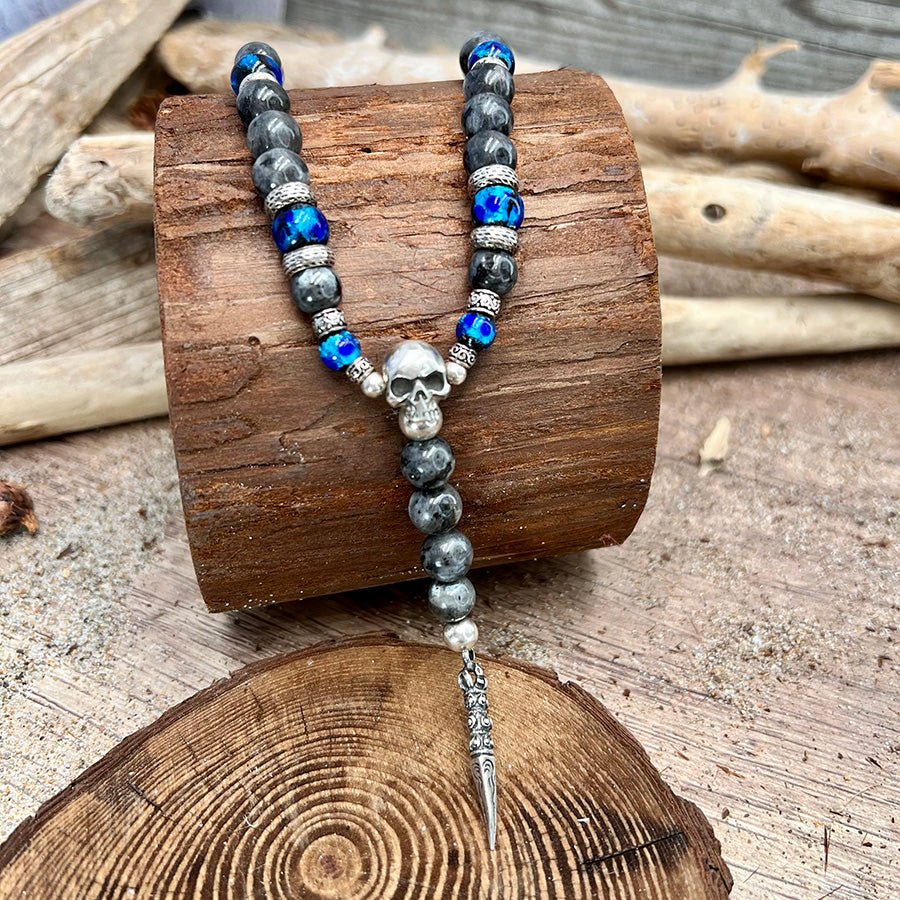 Collier homme NIGHT SINNER – perles de larvikite 8 mm, tête de mort signature, pendentif dague et argent 925, style chapelet revisité – bijoux fait main en argent 925 | Pitch & Néo