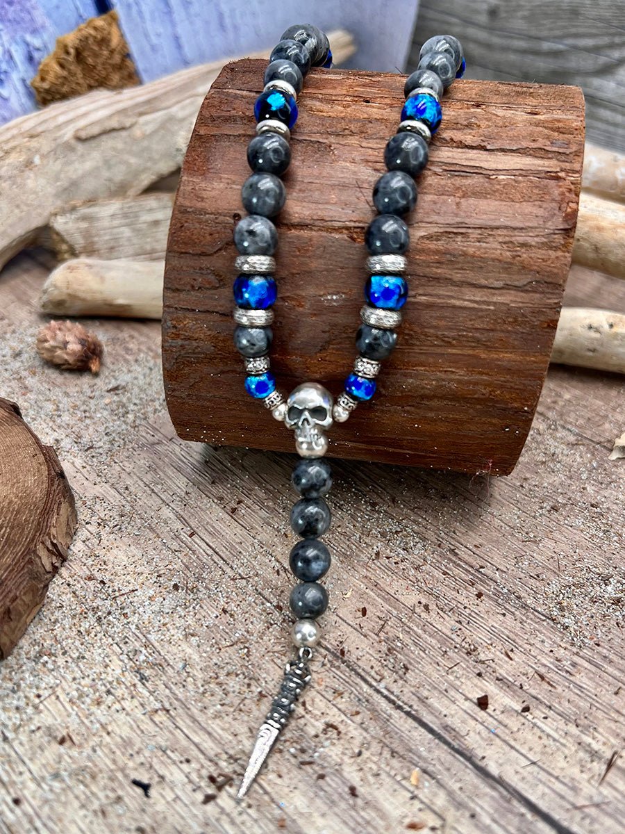 Collier homme NIGHT SINNER – perles de larvikite 8 mm, tête de mort signature, pendentif dague et argent 925, style chapelet revisité – bijoux fait main en argent 925 | Pitch & Néo