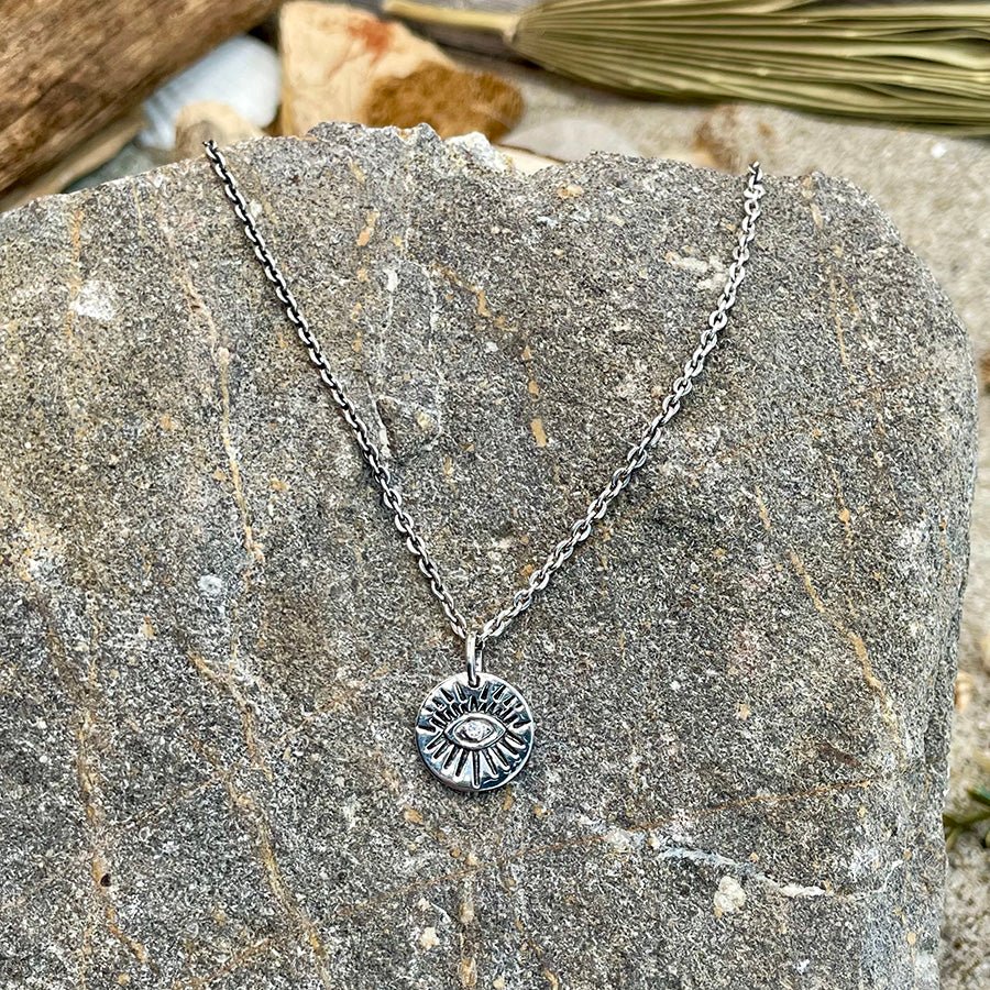 Collier homme SON OF A WITCH – chaîne forçat, pendentif œil rayonnant et argent 925 – bijoux fait main en argent 925 | Pitch & Néo