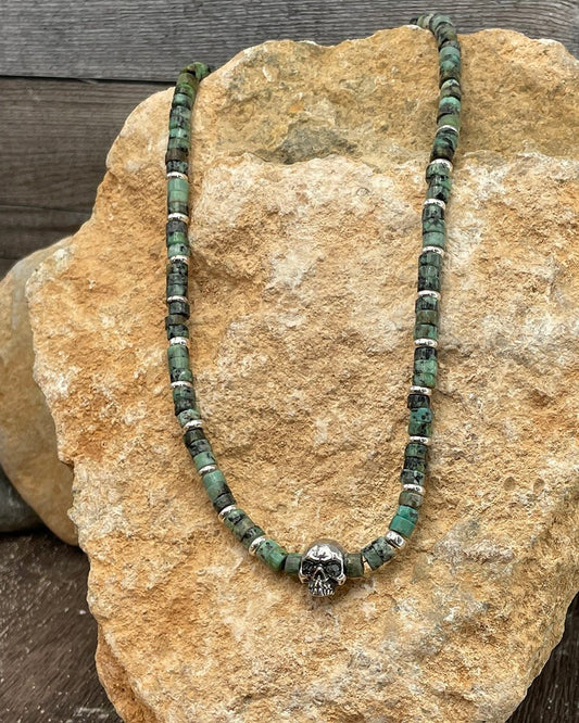 Collier homme surfeur DEADLY WAVES – perles heishi turquoise africaine 4 mm, tête de mort signature et fermoir mousqueton en argent 925 – bijoux fait main en argent 925 | Pitch & Néo