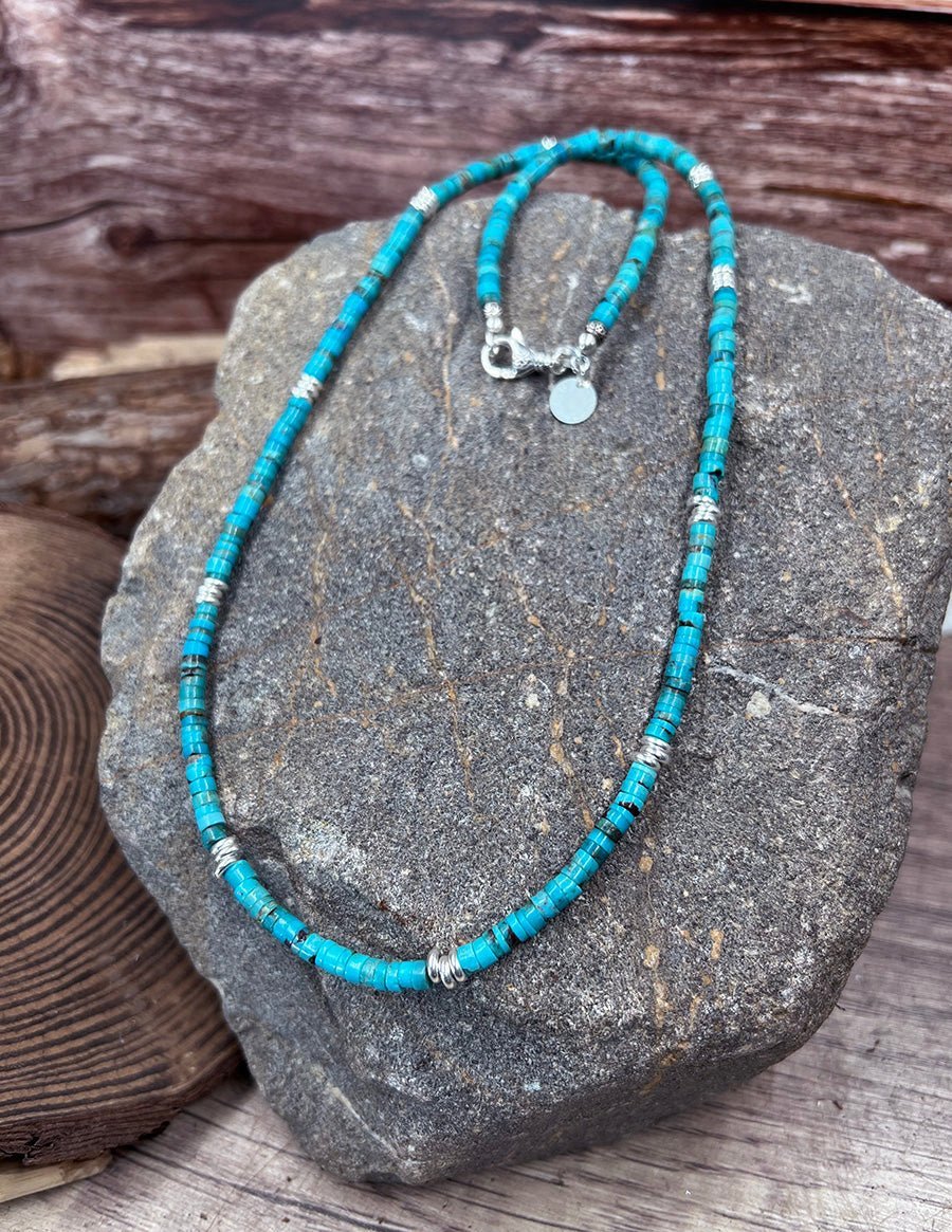 Collier homme surfeur OCEAN ADDICT – perles heishi turquoise naturelle 4 mm et fermoir mousqueton en argent 925 – bijoux fait main en argent 925 | Pitch & Néo