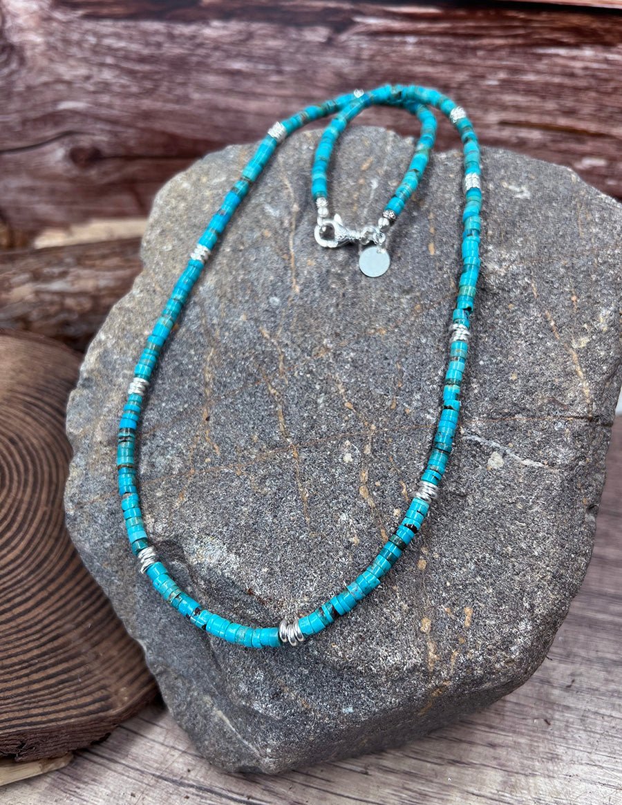 Collier homme surfeur OCEAN ADDICT – perles heishi turquoise naturelle 4 mm et fermoir mousqueton en argent 925 – bijoux fait main en argent 925 | Pitch & Néo