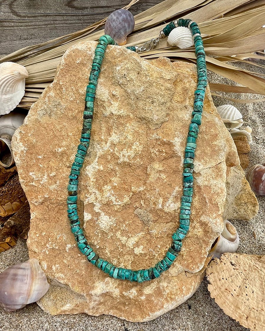 Collier homme surfeur SURF & F**K – perles heishi de turquoise naturelle 8 mm et fermoir mousqueton argent 925 – bijoux fait main en argent 925 | Pitch & Néo