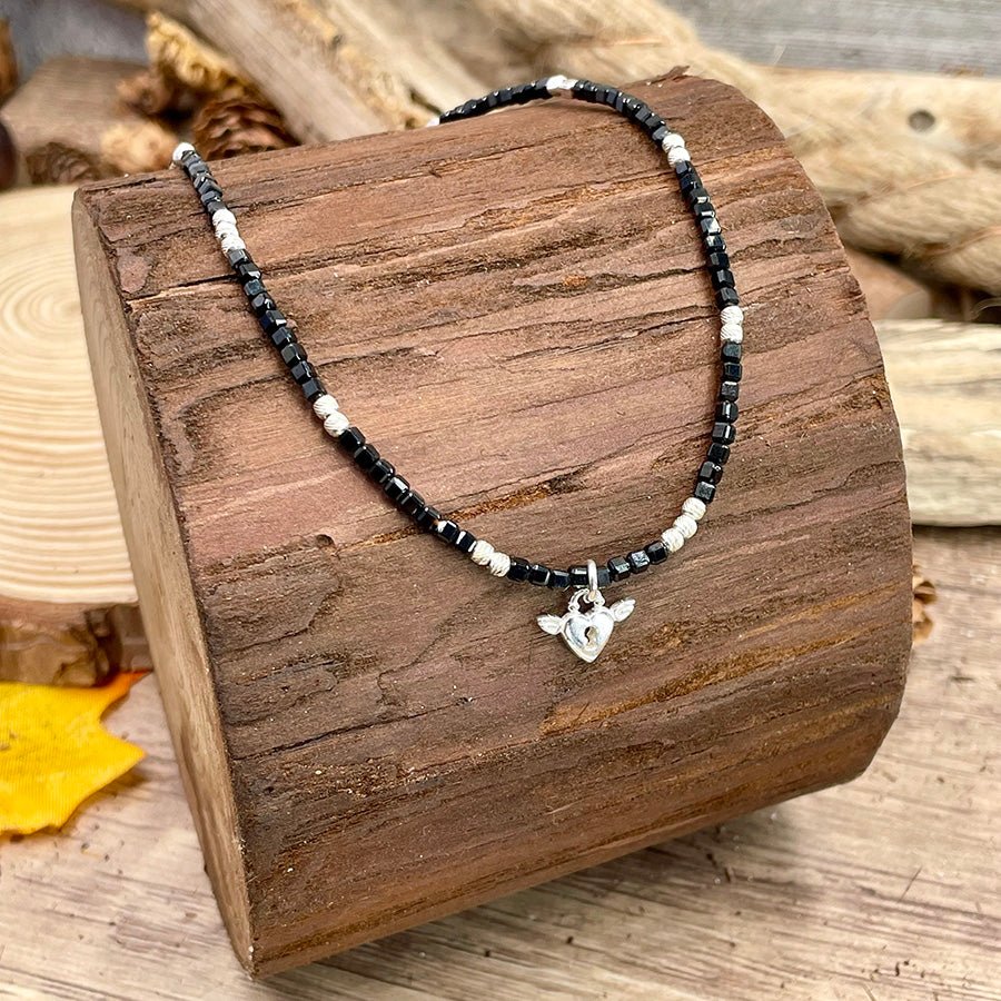 Collier perles femme ANGELS DON’T BLUSH – perles en pierre fine de spinelle noire & pendentif cadenas cœur ailé en argent 925 – bijoux fait main en argent 925 | Pitch & Néo