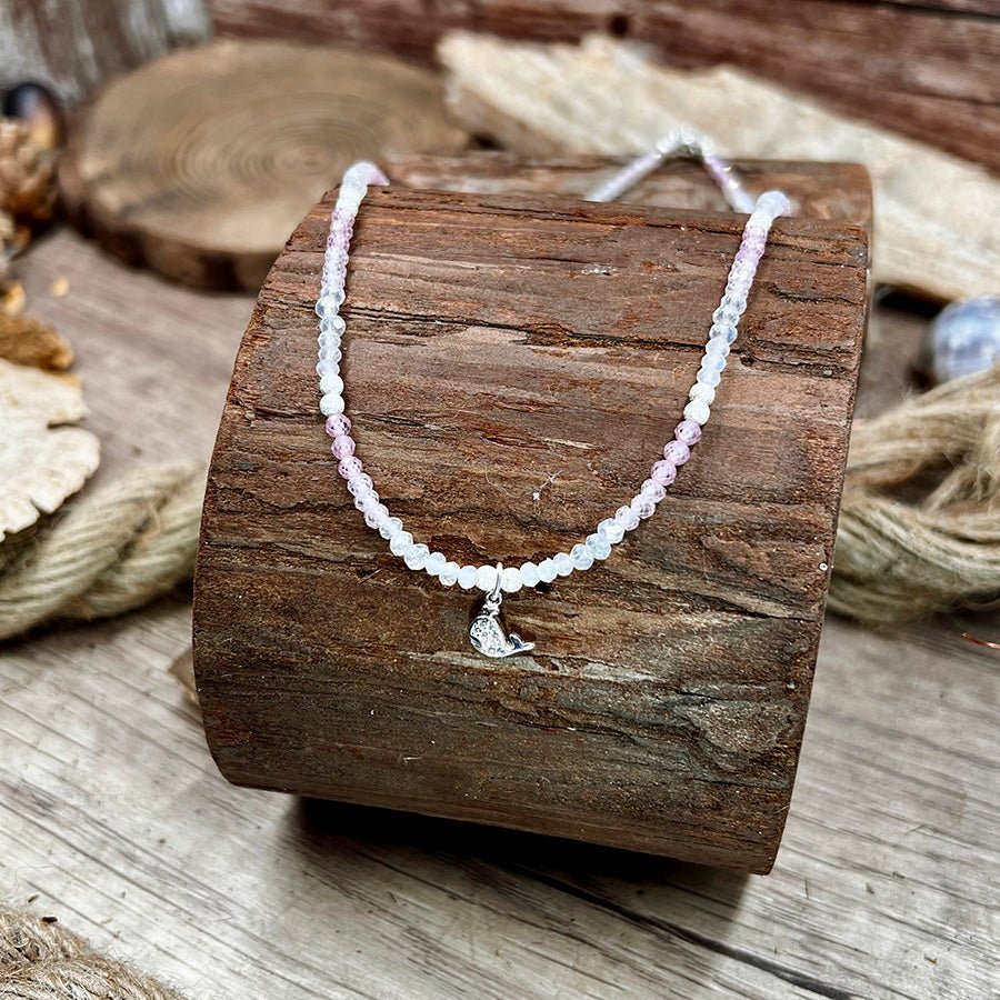 Collier perles femme argent 925 – MILKY & BLUSH, perles de pierre de lune et zircons roses & pendentif baleine sertie de zircons – bijoux fait main en argent 925 | Pitch & Néo