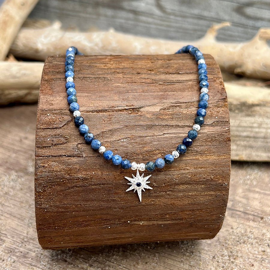 Collier perles femme ASTROBITCH IN DENIM – perles de cyanite facettées & pendentif étoile du Nord zircons et argent 925 – bijoux fait main en argent 925 | Pitch & Néo