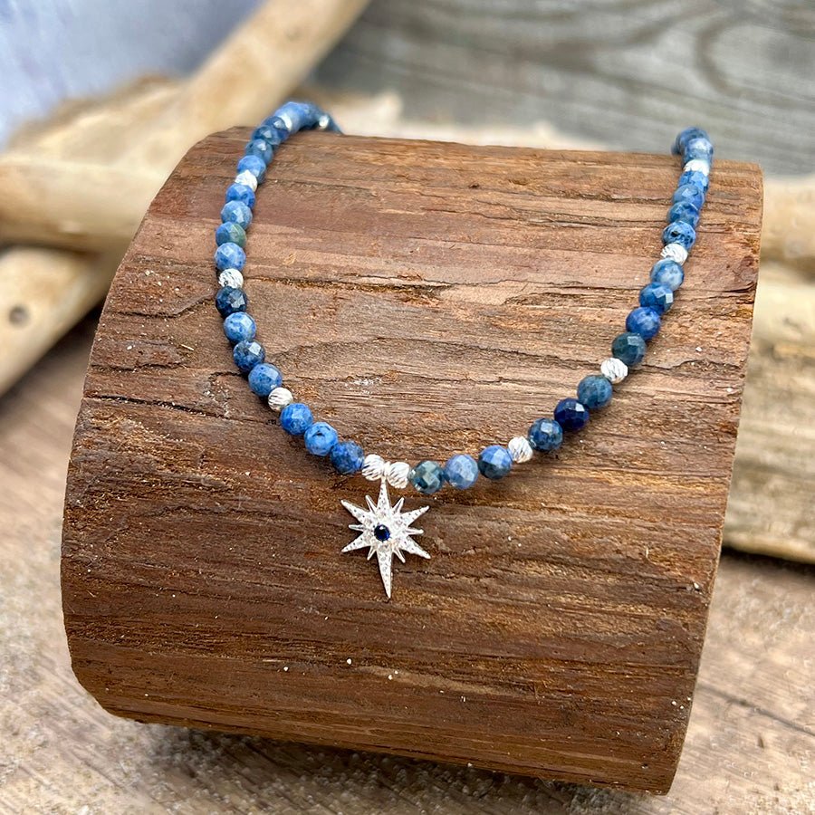 Collier perles femme ASTROBITCH IN DENIM – perles de cyanite facettées & pendentif étoile du Nord zircons et argent 925 – bijoux fait main en argent 925 | Pitch & Néo