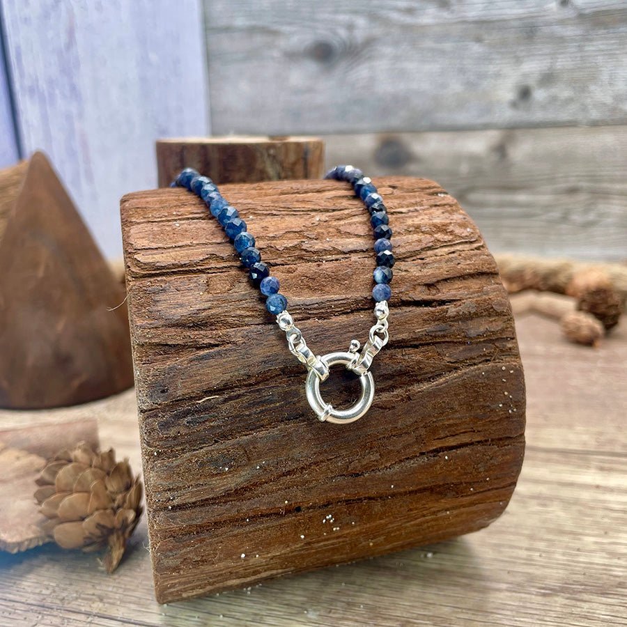 Collier perles femme BACK OFF, IT’S SAPPHIRE – perles de saphir naturel facettées & fermoir bouée bijou et argent 925 – bijoux fait main en argent 925 | Pitch & Néo