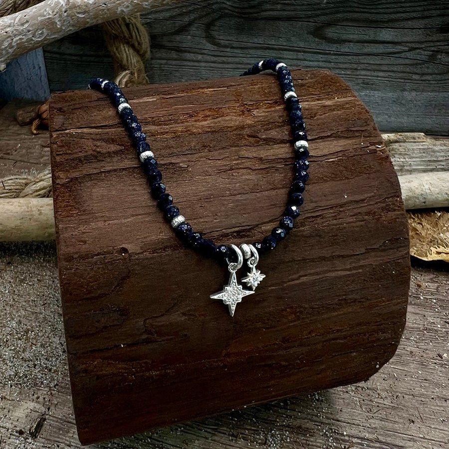 Collier perles femme BAD STAR SISTERS – perles de blue sand facettées & double pendentif étoiles du Nord pavées en argent 925 – bijoux fait main en argent 925 | Pitch & Néo