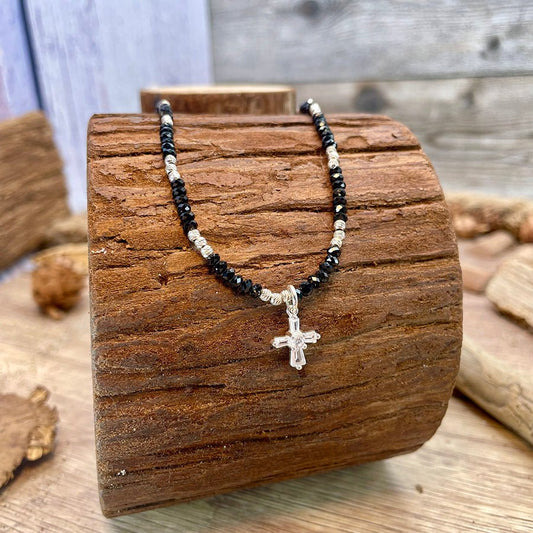 Collier perles femme BLESS MY CHAOS, ANGEL – perles de spinelle noir, perles facettées scintillantes & pendentif croix zircon baguette en argent 925 – bijoux fait main en argent 925 | Pitch & Néo