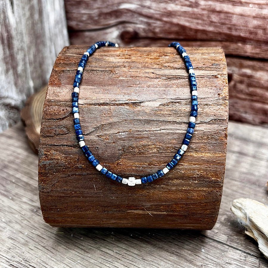 Collier perles femme BLUE DOES IT BETTER – perles cubes de saphir naturel & argent 925 – bijoux fait main en argent 925 | Pitch & Néo