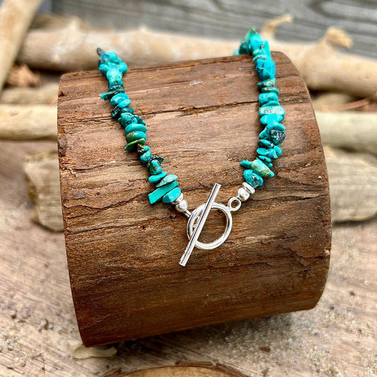 Collier perles femme BLUE LAGOON, NO ICE – perles chips de turquoise du Nevada véritable & fermoir toggle minimaliste et argent 925 – bijoux fait main en argent 925 | Pitch & Néo