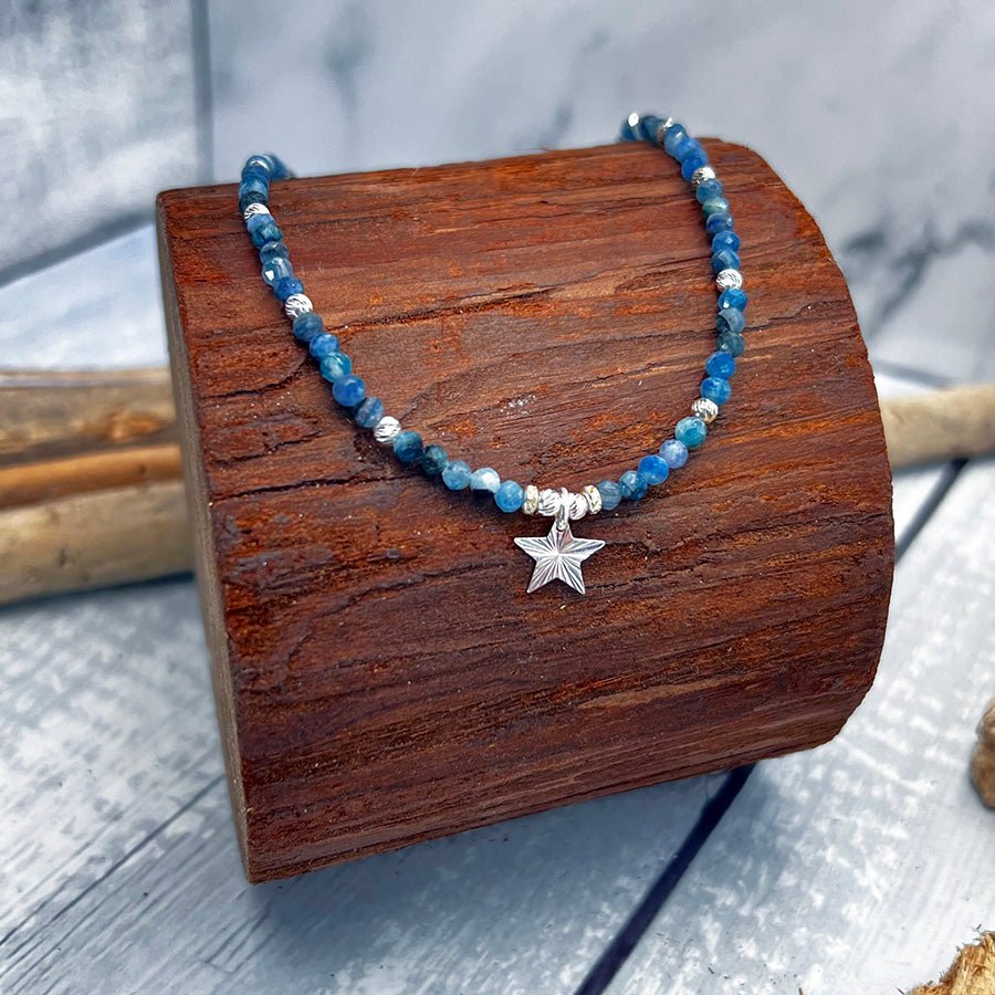 Collier perles femme BLUE ME HARDER – perles de cyanite facettées, & pendentif étoile facettée et argent 925 – bijoux fait main en argent 925 | Pitch & Néo