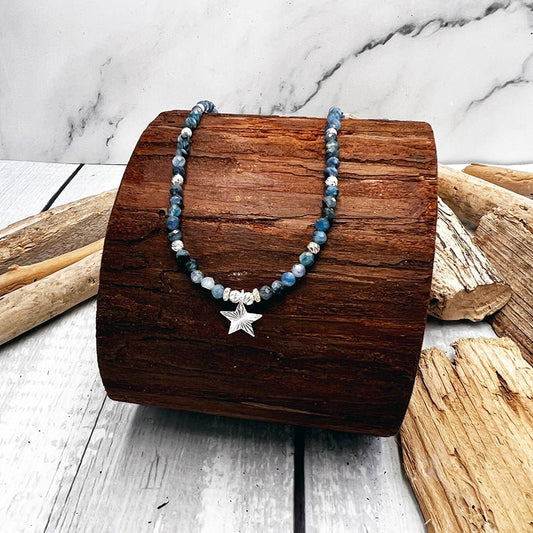 Collier perles femme BLUE ME HARDER – perles de cyanite facettées, & pendentif étoile facettée et argent 925 – bijoux fait main en argent 925 | Pitch & Néo