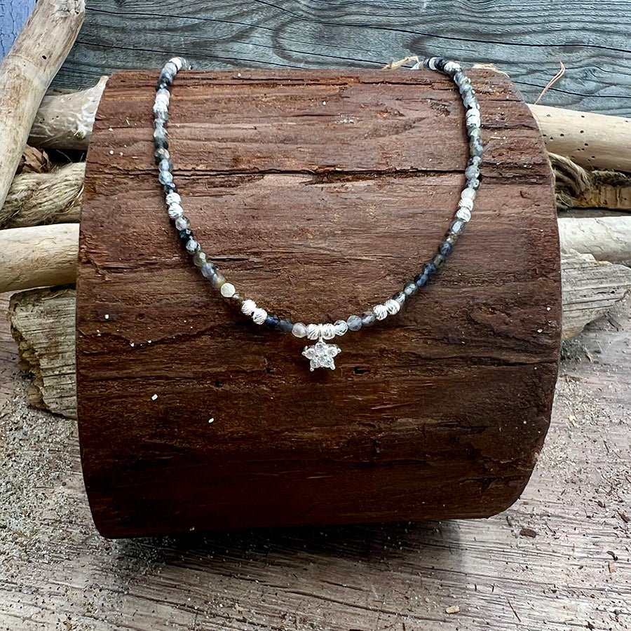 Collier perles femme BORN TO BE IN SPOT LITE – perles en pierre fine de cordiérite facettées & pendentif étoile pavée de zircons en argent 925 – bijoux fait main en argent 925 | Pitch & Néo