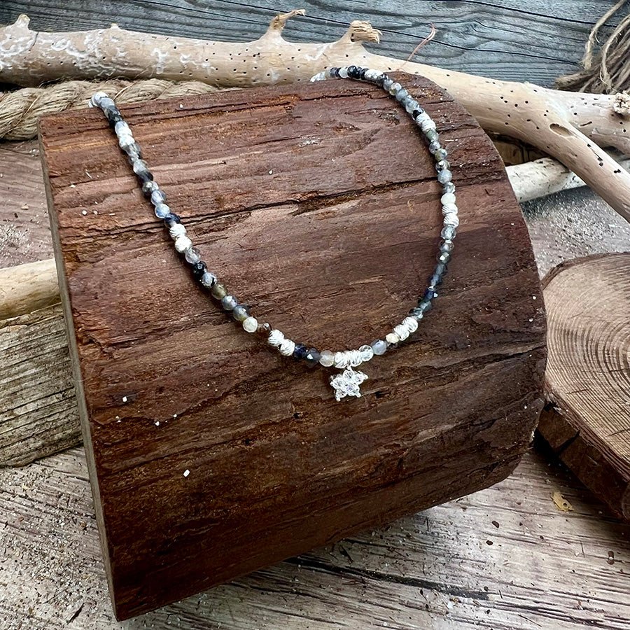 Collier perles femme BORN TO BE IN SPOT LITE – perles en pierre fine de cordiérite facettées & pendentif étoile pavée de zircons en argent 925 – bijoux fait main en argent 925 | Pitch & Néo