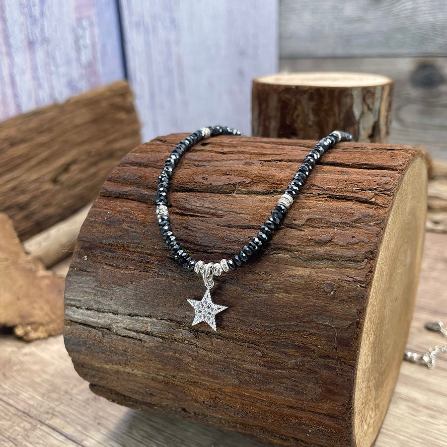 Collier perles femme BORN TO GLITTER, SIS! – perles rondelles d’hématite facettées & pendentif étoile pavée de zircons en argent 925 – bijoux fait main en argent 925 | Pitch & Néo