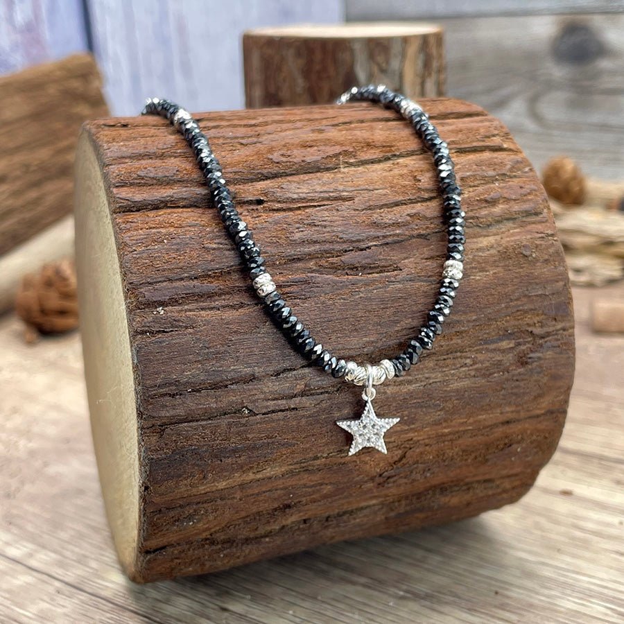 Collier perles femme BORN TO GLITTER, SIS! – perles rondelles d’hématite facettées & pendentif étoile pavée de zircons en argent 925 – bijoux fait main en argent 925 | Pitch & Néo