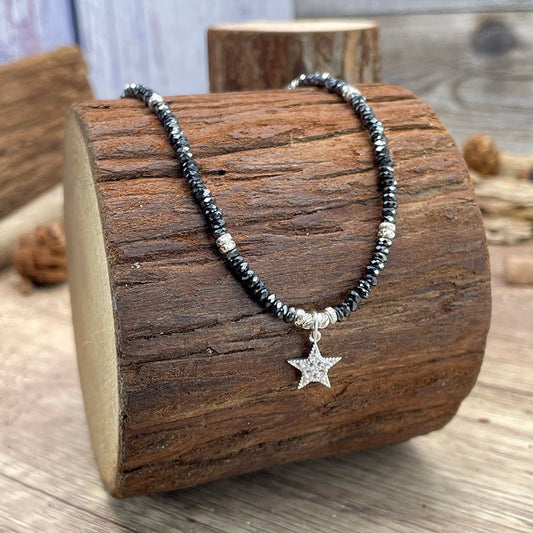 Collier perles femme BORN TO GLITTER, SIS! – perles rondelles d’hématite facettées & pendentif étoile pavée de zircons en argent 925 – bijoux fait main en argent 925 | Pitch & Néo