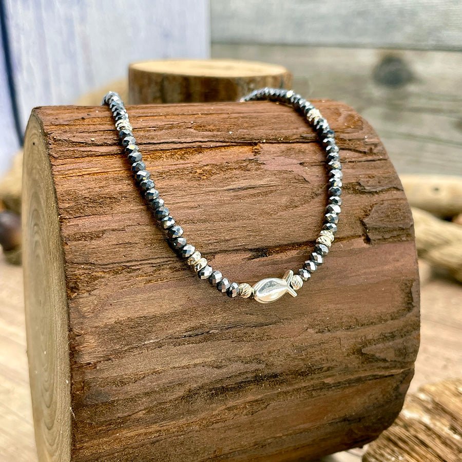 Collier perles femme CATCH MY SHINE – perles rondelles facettées en térahertz & pendentif poisson miroir en argent 925 – bijoux fait main en argent 925 | Pitch & Néo