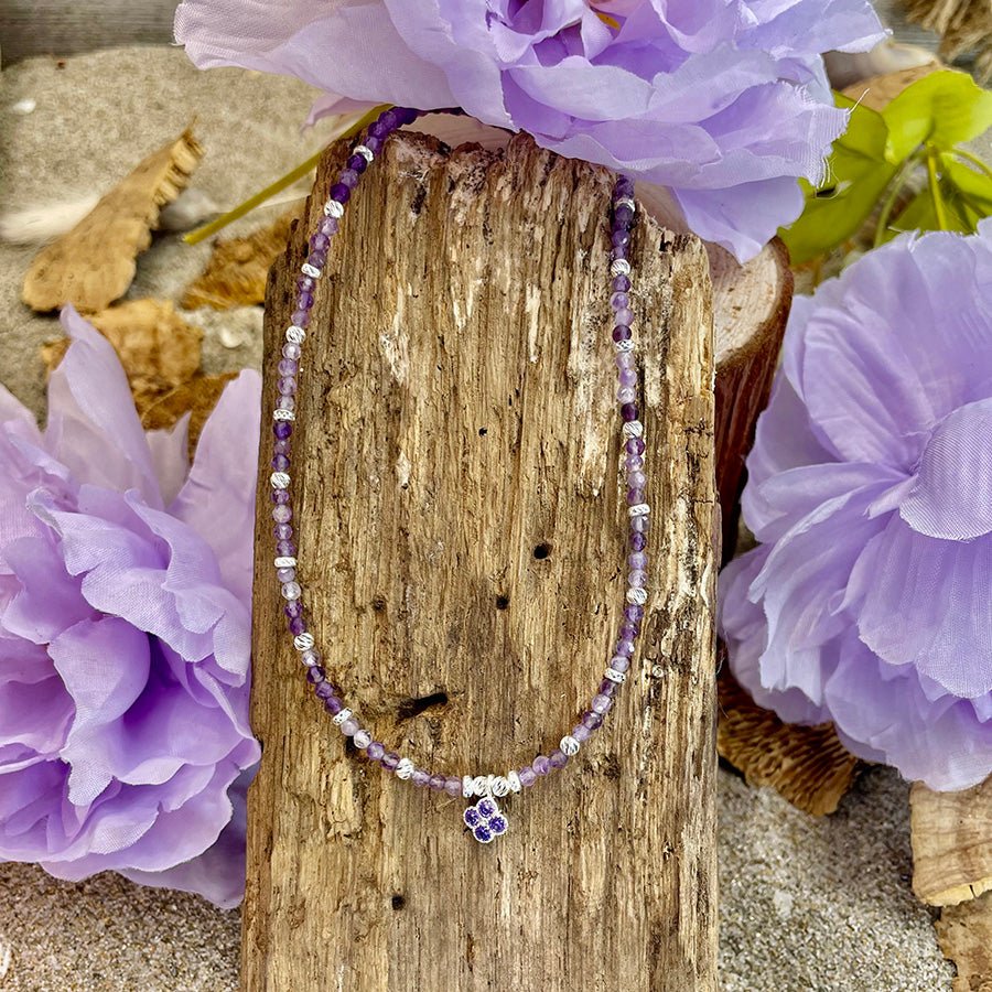 Collier perles femme CLOVER ME CRAZY – perles d’améthyste facettées & pendentif trèfle pavé de zircons violets en argent 925 – bijoux fait main en argent 925 | Pitch & Néo