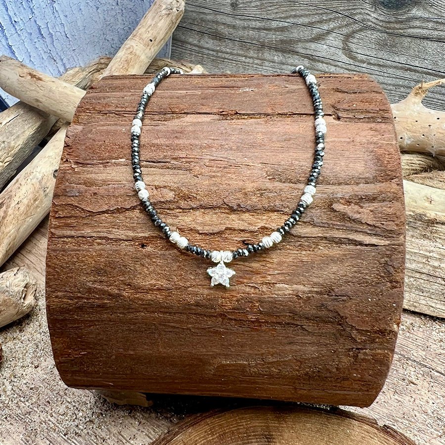 Collier perles femme COSMIC TEASE – perles d’hématite & pendentif étoile zircons façon diamant en argent 925 – bijoux fait main en argent 925 | Pitch & Néo