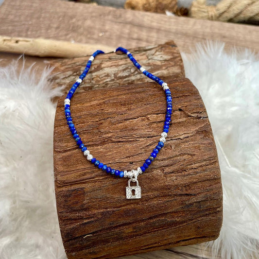 Collier perles femme DO NOT UNLOCK – perles en pierre fine de lapis - lazuli, pendentif cadenas pavé de zircons & perles diamantées en argent 925 – bijoux fait main en argent 925 | Pitch & Néo