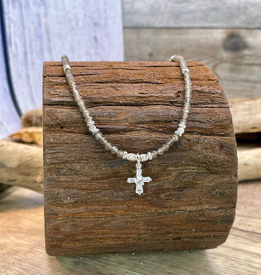 Collier perles femme FALL FROM GRACE, SISTER! – perles de quartz fumé facettées & pendentif croix pavée de zircons façon diamant en argent 925 – bijoux fait main en argent 925 | Pitch & Néo