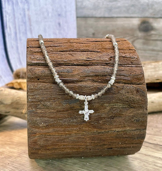 Collier perles femme FALL FROM GRACE, SISTER! – perles de quartz fumé facettées & pendentif croix pavée de zircons façon diamant en argent 925 – bijoux fait main en argent 925 | Pitch & Néo