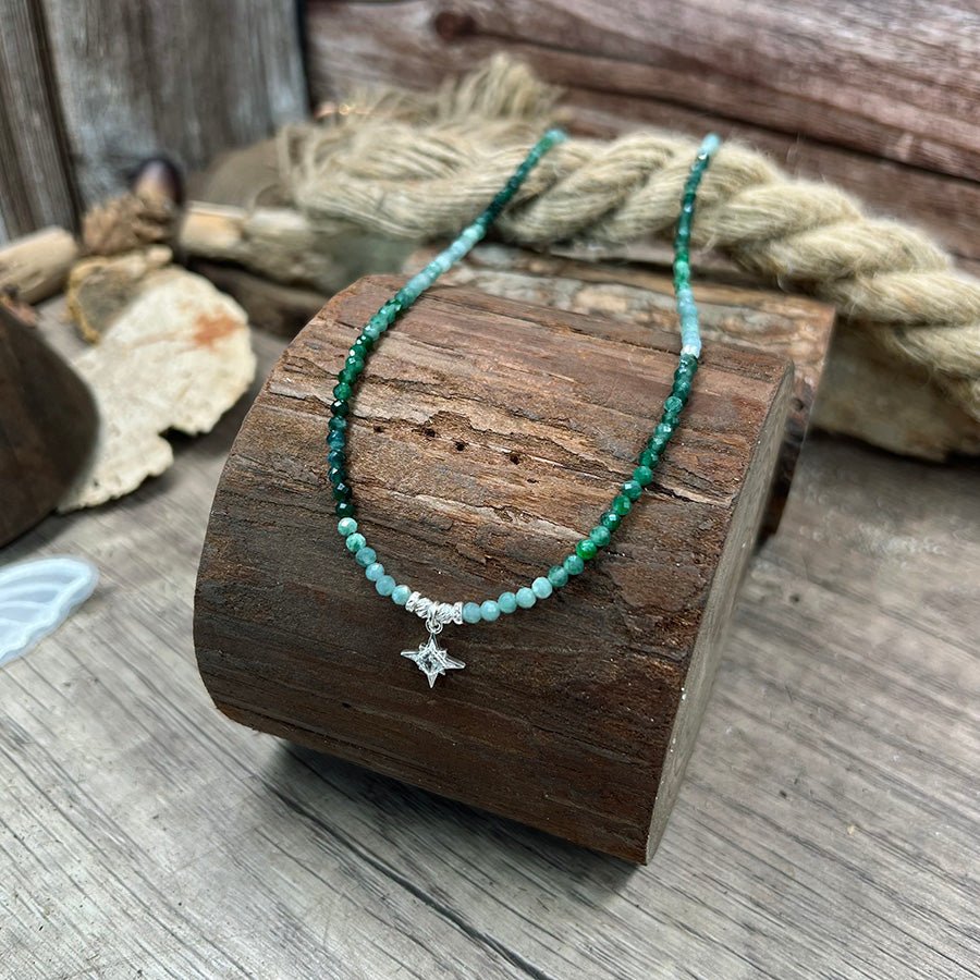 Collier perles femme FOLLOW MY STAR, HONEY – dégradé de perles de jadéite du Guatemala, pendentif étoile polaire sertie, argent 925 – bijoux fait main en argent 925 | Pitch & Néo