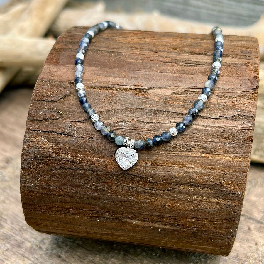 Collier perles femme FREEZE ME & LOVE ME – perles de cordiérite facettées, & pendentif cœur halo zircons façon diamant en argent 925 – bijoux fait main en argent 925 | Pitch & Néo