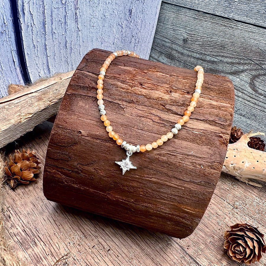Collier perles femme GLOW ME, HONEY – perles d’aventurine orange facettées, & pendentif étoile du Nord pavée de zircons en argent 925 – bijoux fait main en argent 925 | Pitch & Néo